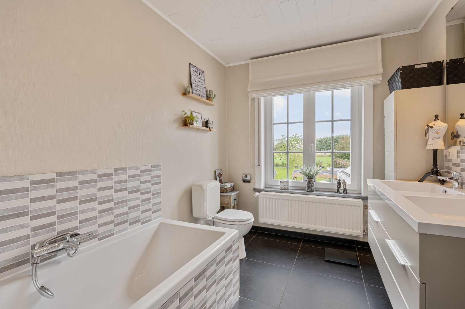 Volledig gerenoveerde solide woning met grote tuin foto 21
