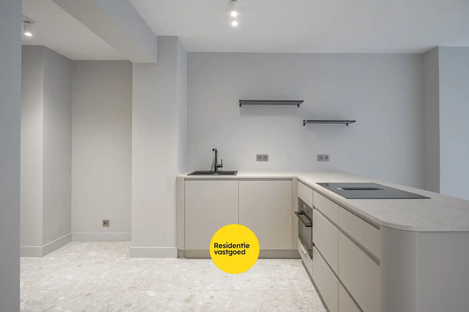 Gerenoveerd 2-slpk appartement met lift in Oostende foto 8