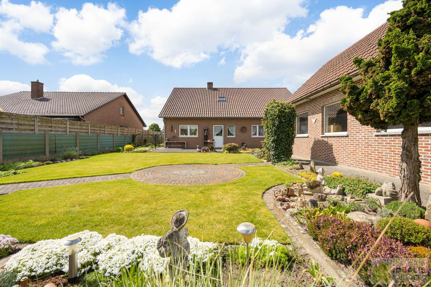KNAPPE EN INSTAPKLARE WONING MET 4 SLAAPKAMERS, INPANDIGE ÉN VRIJSTAANDE GARAGE, HEERLIJK TERRAS OMGEVEN DOOR EEN PRACHTIGE TUIN foto 31