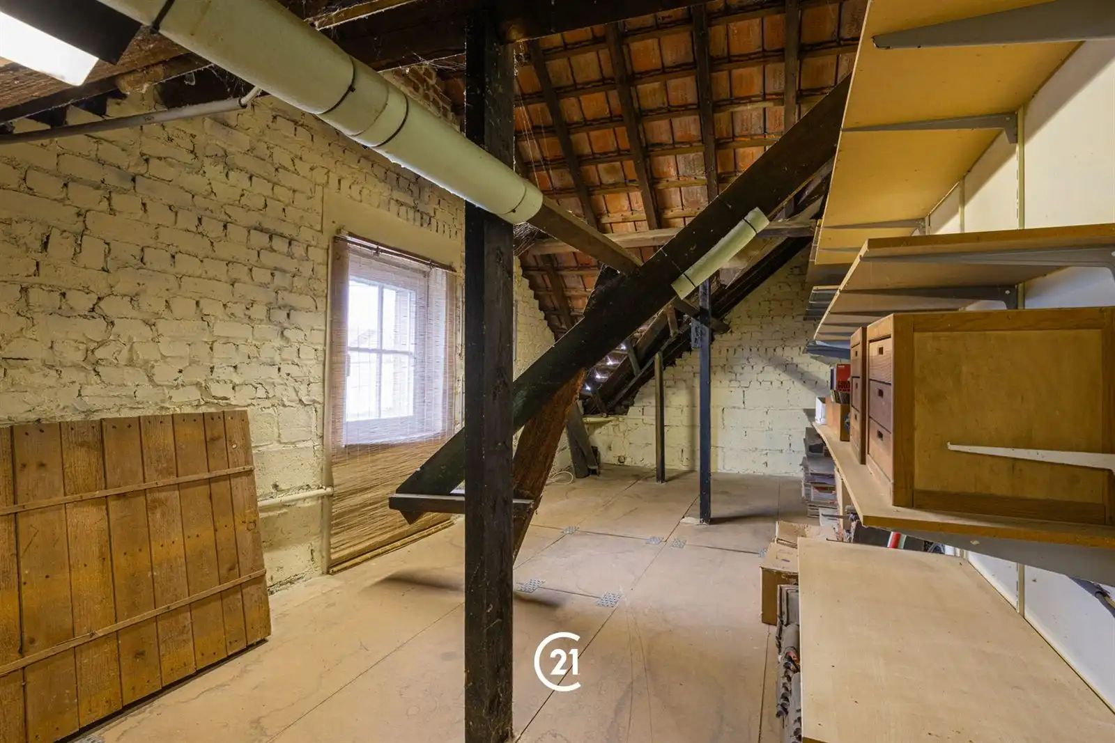 Een ruime woning met karakter, tuin, garage op een interessante locatie.  foto 24