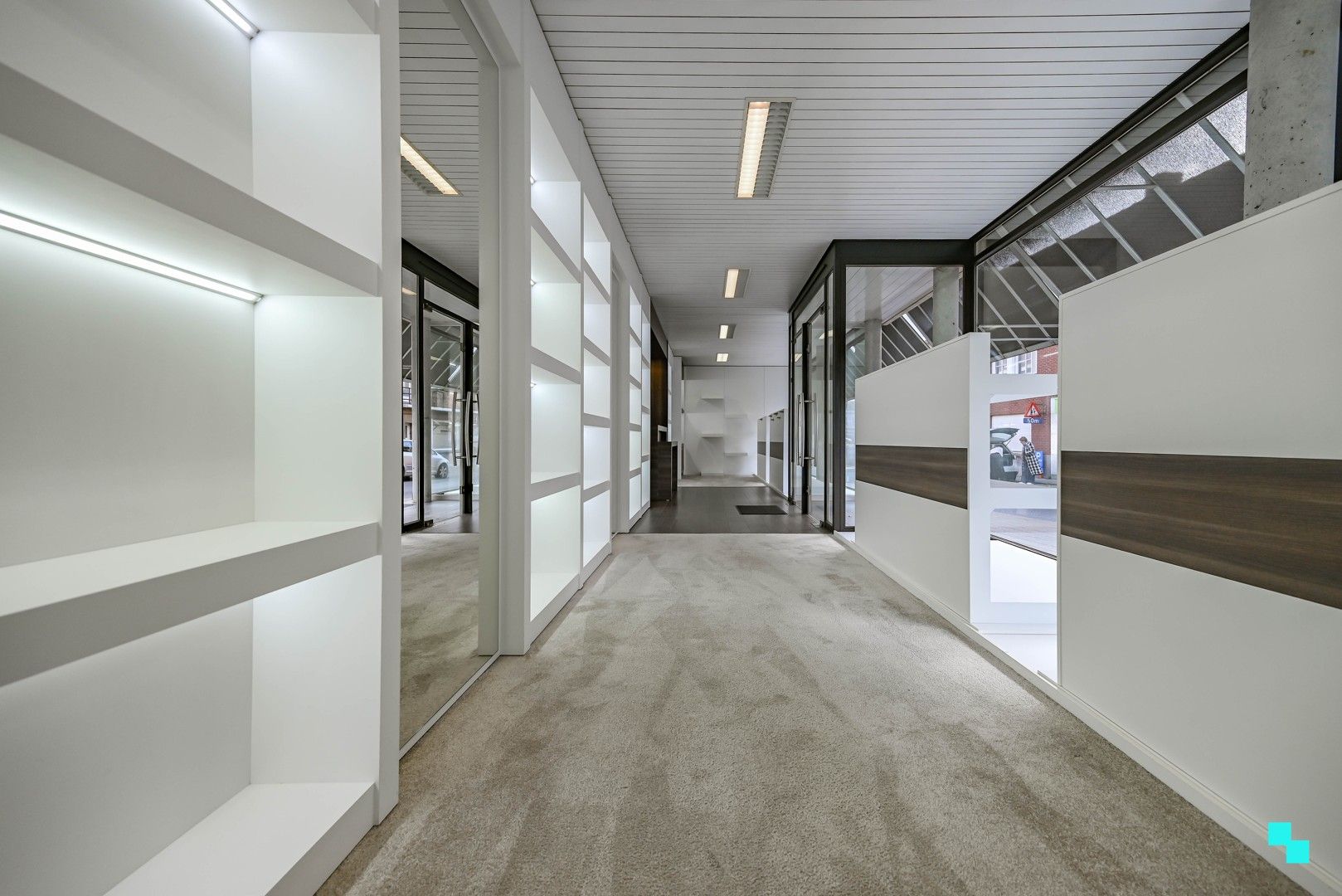 Centraal gelegen handelspand met etalage in hartje Lendelede foto 5