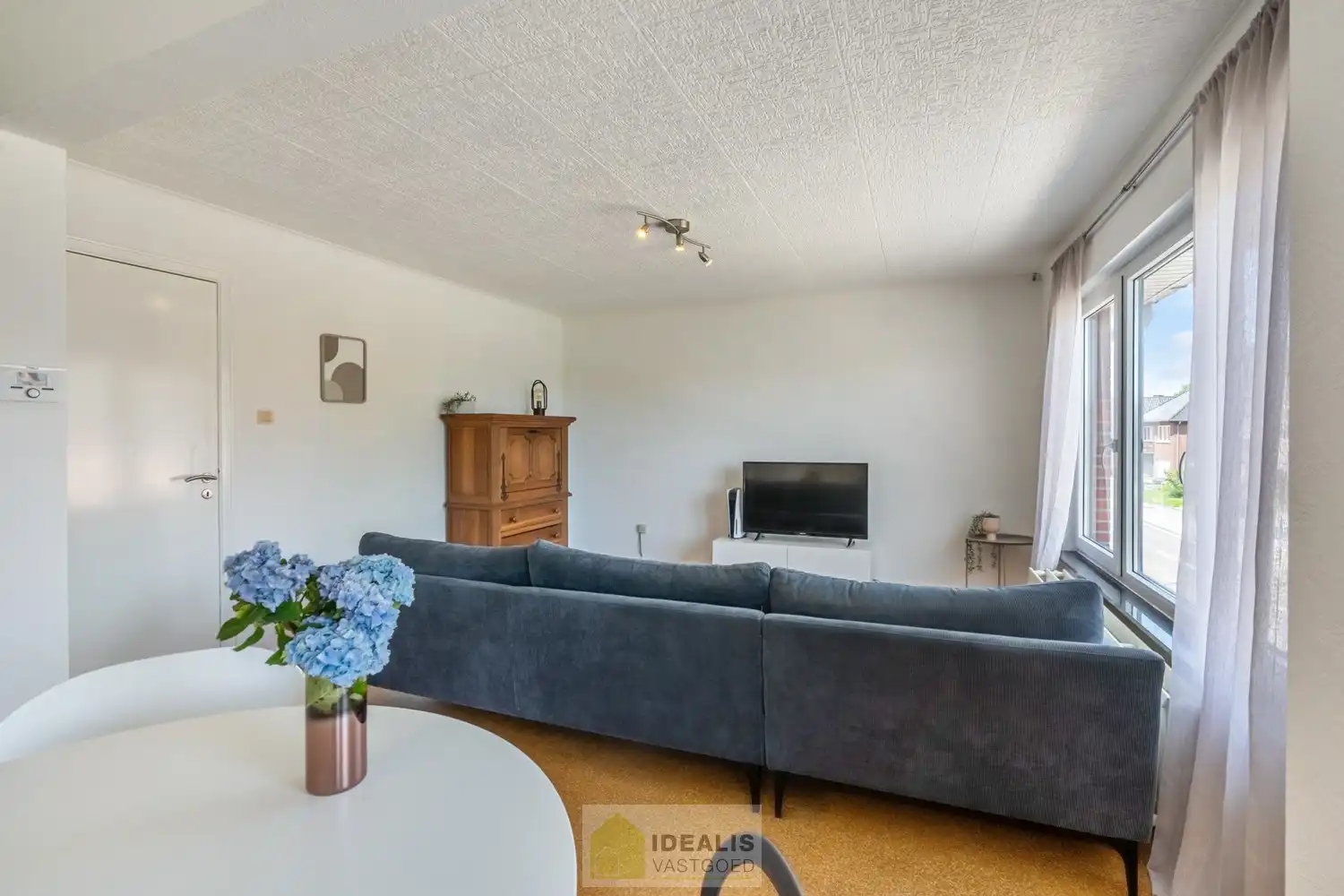 IDEALIS VASTGOED – EENGEZINSWONING MET EEN KNAPPE LEEFRUIMTE MET OPEN HAARD EN AANSLUITEND OPEN MODERNE KEUKEN, EEN HEERLIJKE VERANDA, MOGELIJKHEID TOT 4 SLAAPKAMERS, 2 BADKAMERS, 2 GARAGES EN EEN RUIM WERKHUIS MOMENTEEL INGERICHT ALS LOUNGERUIMTE, VOLLEDIG AANGELEGD MET EEN KNAPPE TUIN OP EEN PERCEEL VAN 8A 65CA! Deze ruime gezinswoning omvat +- 204m² netto bewoonbare oppervlakte met een aangename woonkamer bestaande uit zit-en eetgedeelte, een open moderne keuken, veranda, mogelijkheid tot 4 slaapkamers en 2 badkamers. Momenteel is de woning ingericht als 2 aparte woongelegenheden. Tevens beschikt de woning over een apart garagegebouw bestaande uit 2 garages met achterliggend een werkhuis momenteel ingericht als loungeruimte. Een unieke kans voor kandidaten op zoek naar een ééngezinswoning voorzien van alle faciliteiten op een fijne locatie tussen de centra van Oudsbergen, Bocholt, Bree en Peer! De huidige eigenaar heeft reeds een nieuw dak aangekocht. Dit wordt geplaatst voor de... foto 17