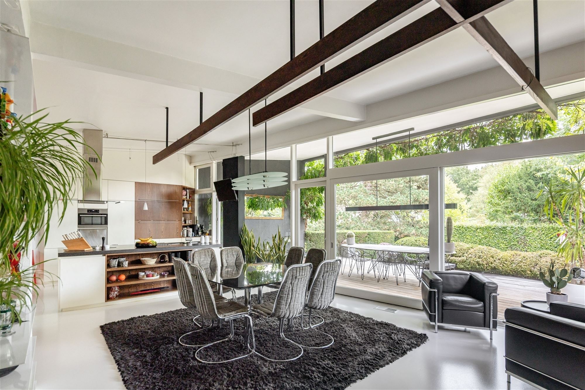 Sixtiesparel in het residentiële Koningshof foto {{pictureIndex}}