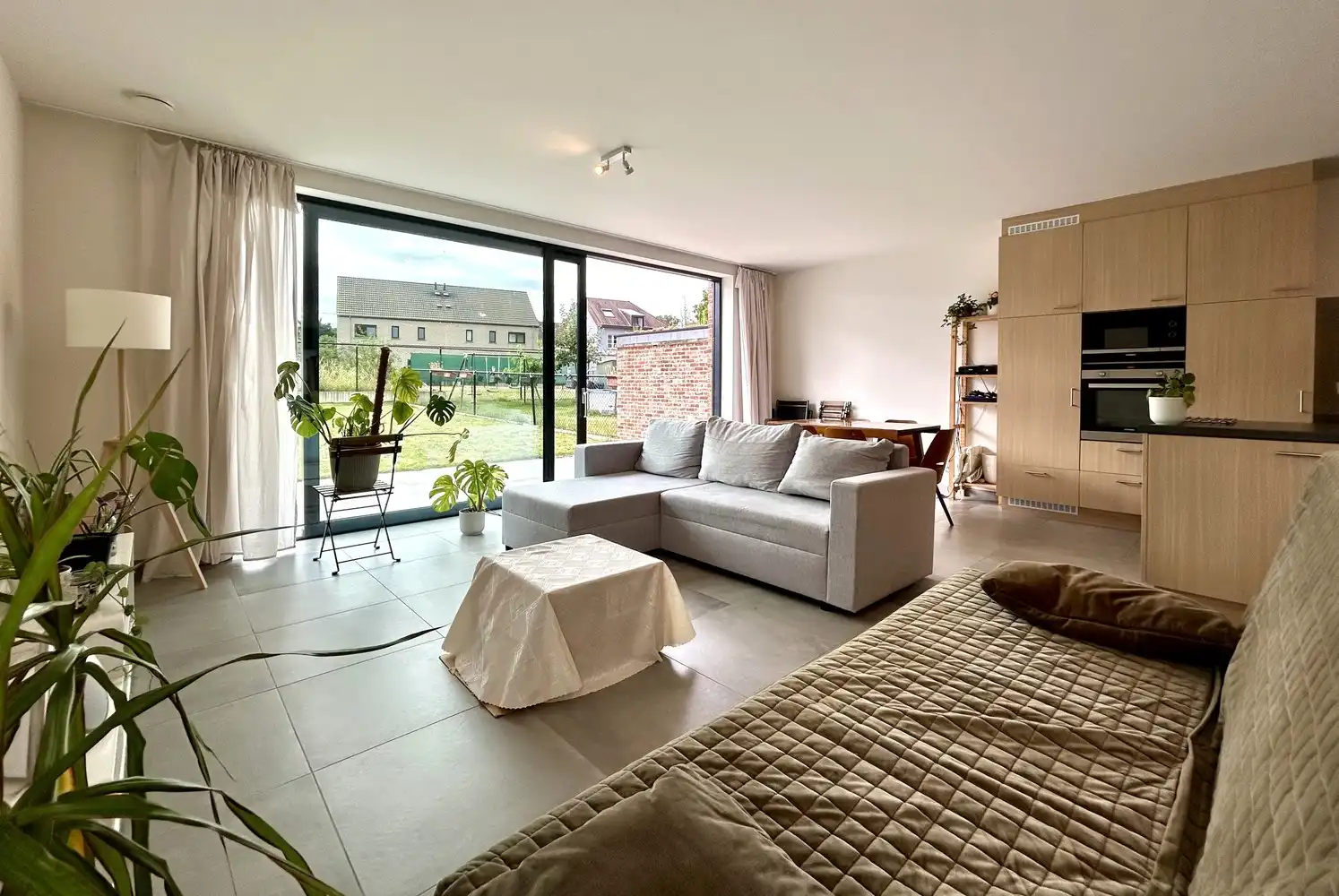 Recente, energiezuinige woning met tuin en garage op een gunstige ligging foto 4