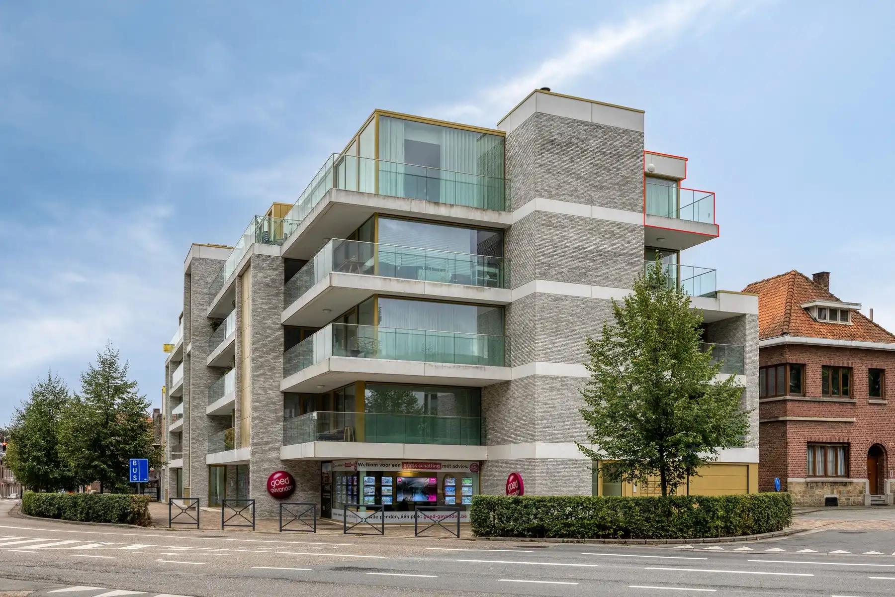 Exclusief appartement aan de stadsrand foto {{pictureIndex}}