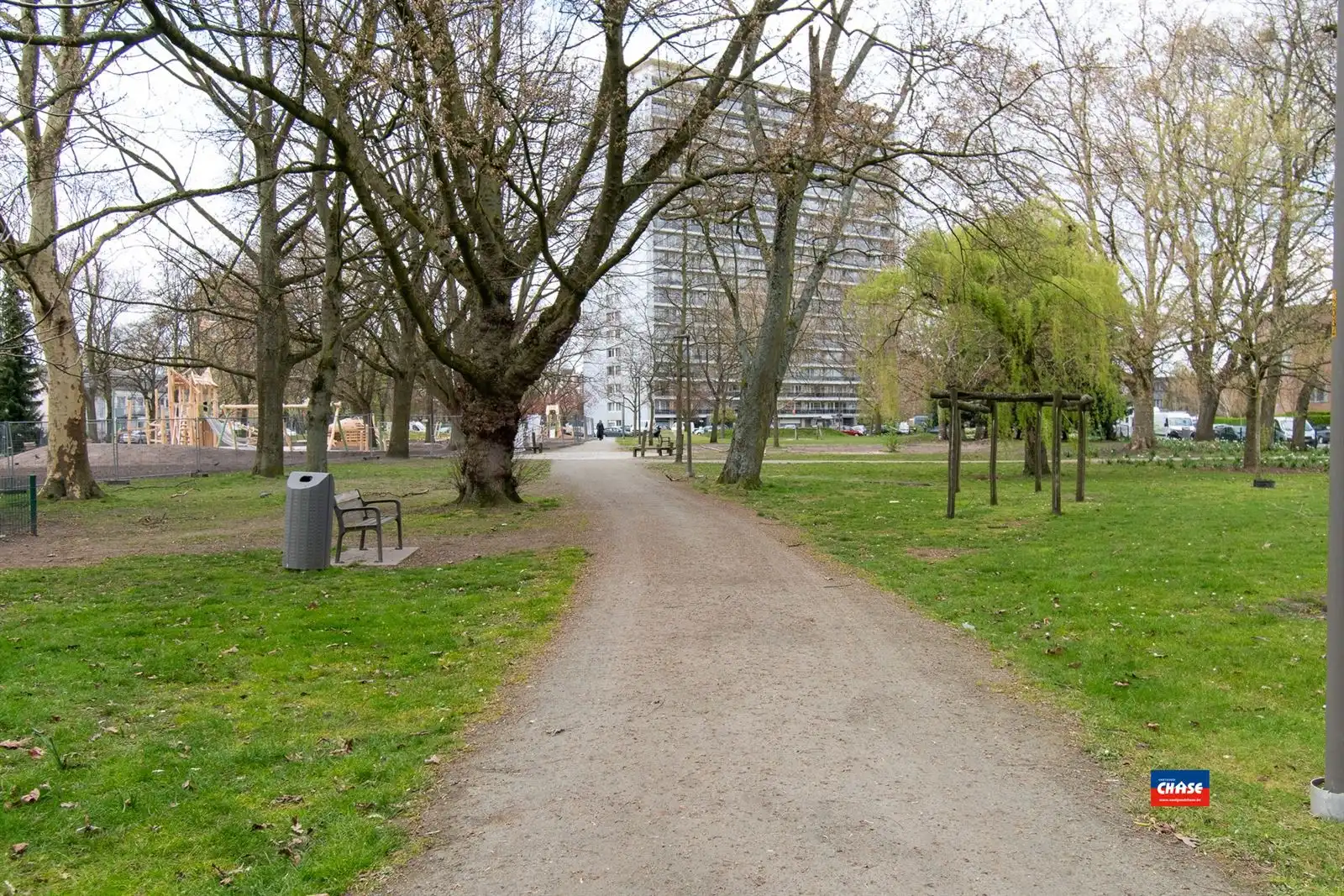 Op te frissen rijwoning met 3 slaapkamers, zolderkamer en gezellige zuid tuin. foto 23