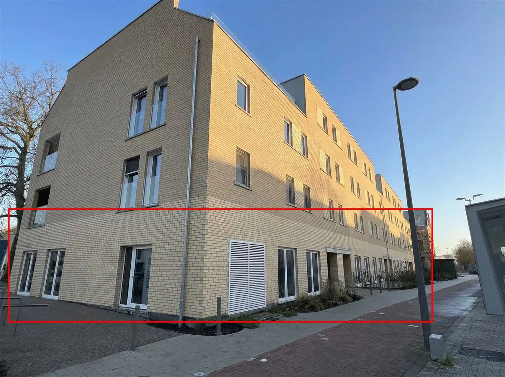 Gelijkvloers van 707m² (of 3 kleinere units) foto {{pictureIndex}}