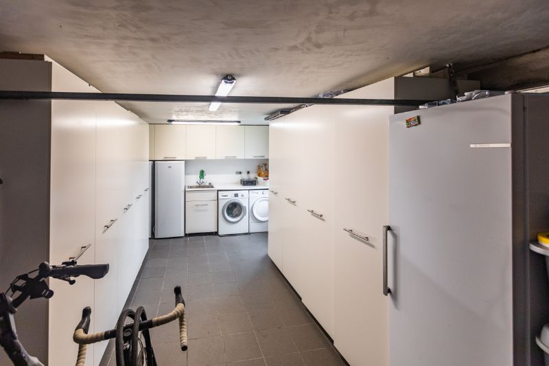 Rustig gelegen, instapklare, halfopen woning met 4 slaapkamers ingerichte keuken, tuin en garage op 382m². foto 15