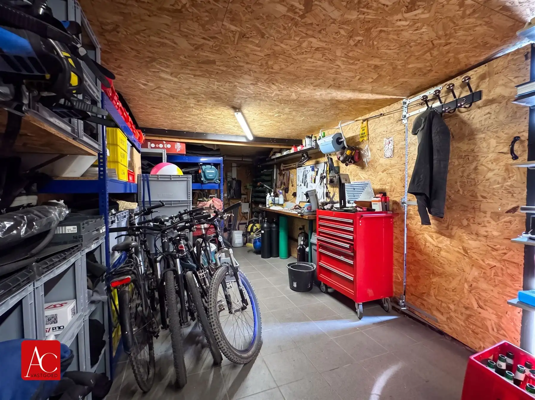 Vrijstaande woning met zwembad in rustige wijk foto 22
