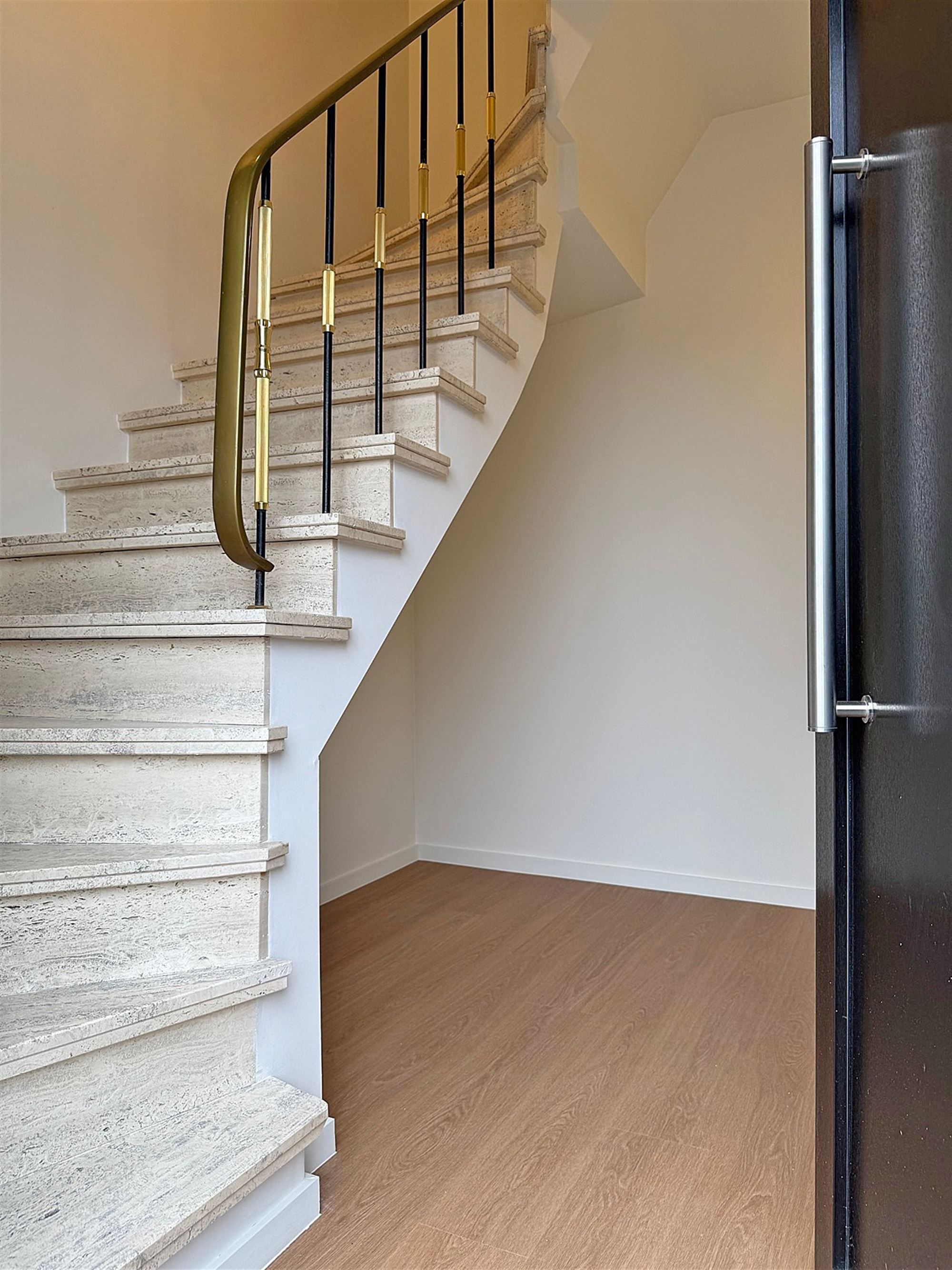 INSTAPKLARE gerenoveerde WONING met 3 slpks, badk., garage & tuintje/terras. foto 3