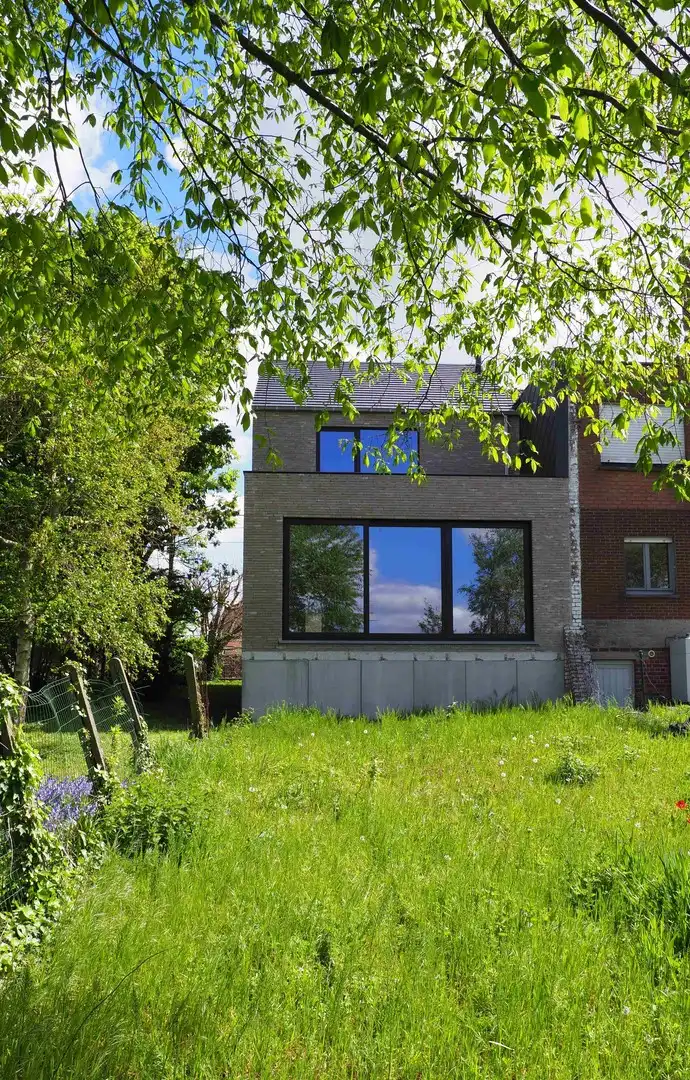 Unieke halfopen woning op een mooie ligging in de Klijtberg te Vichte met 4 kamers en gezellige tuin. foto 2