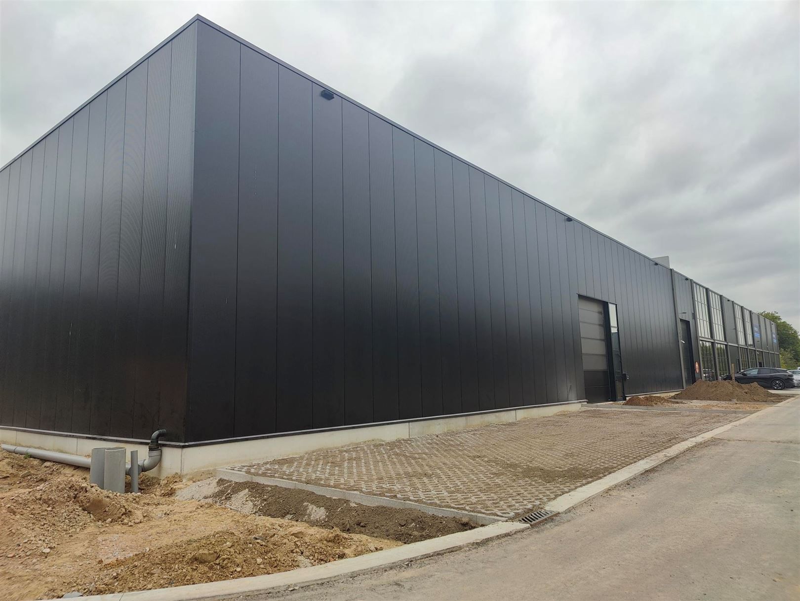 Nieuwbouw magazijnen op bedrijvenpark C-Site te Hasselt foto {{pictureIndex}}