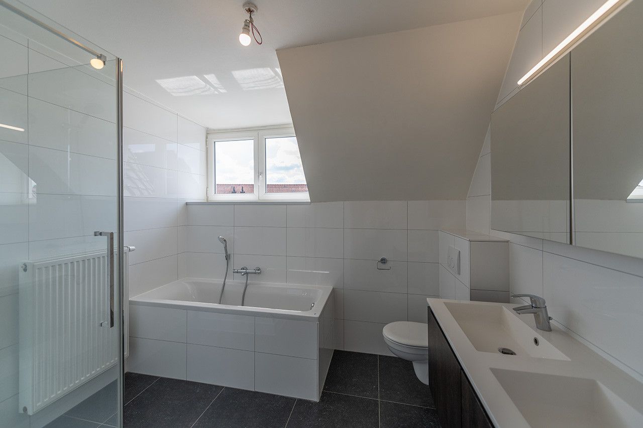 Lichte, modern ingerichte villa foto 20