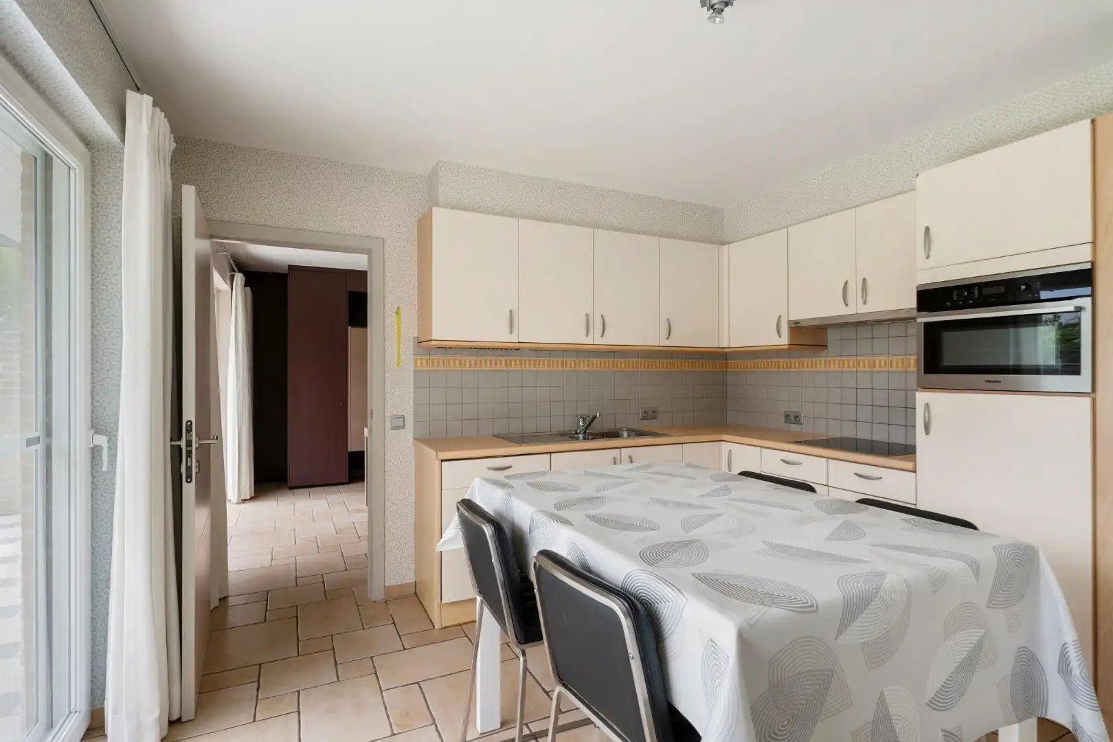 Verzorgde woning met 4 slaapkamers, garage met oprit en tuin in Poperinge foto 9