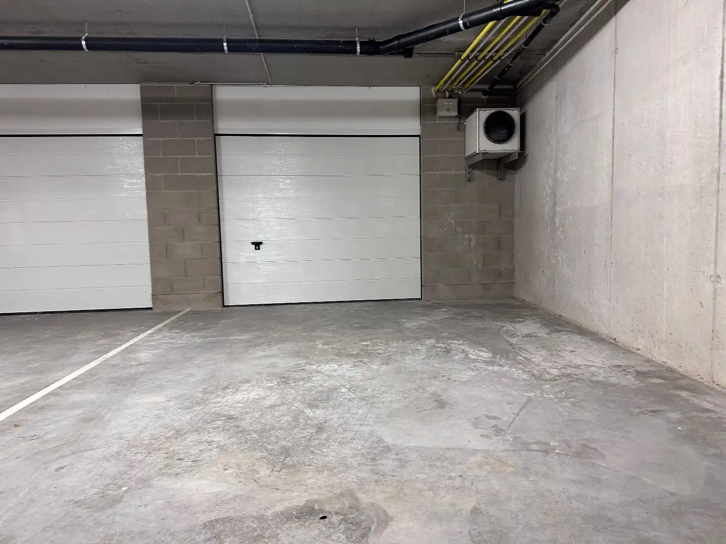 Ruime ondergrondse garage met autostaanplaats in het centrum van Gistel  foto {{pictureIndex}}