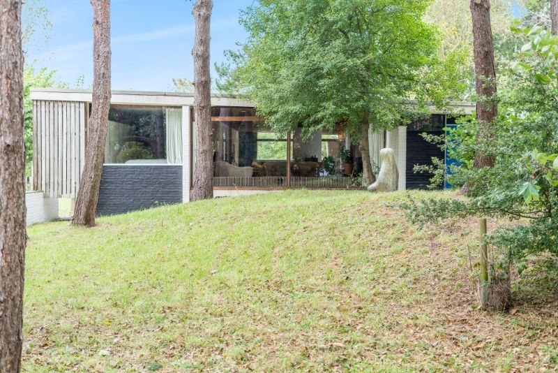 Hoofdfoto van de publicatie: Beschermde modernistische villa op 3146m² gelegen in de Simli-wijk te Nieuwpoort-Bad.