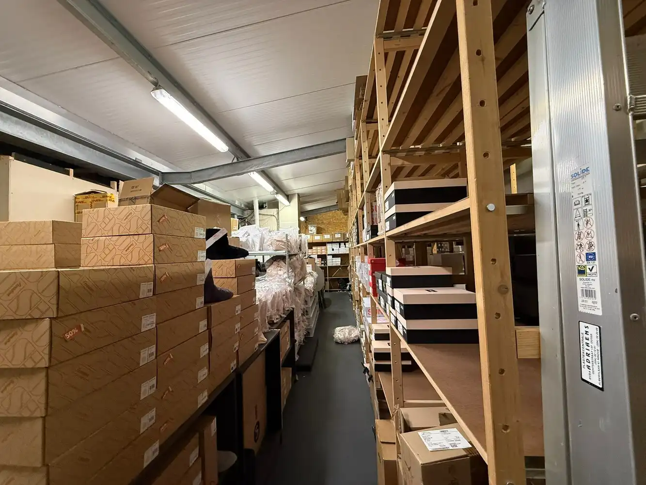 BAANWINKEL MET PARKING NABIJ MEDI MARKET, CARREFOUR, KRËFEL, ... foto 12