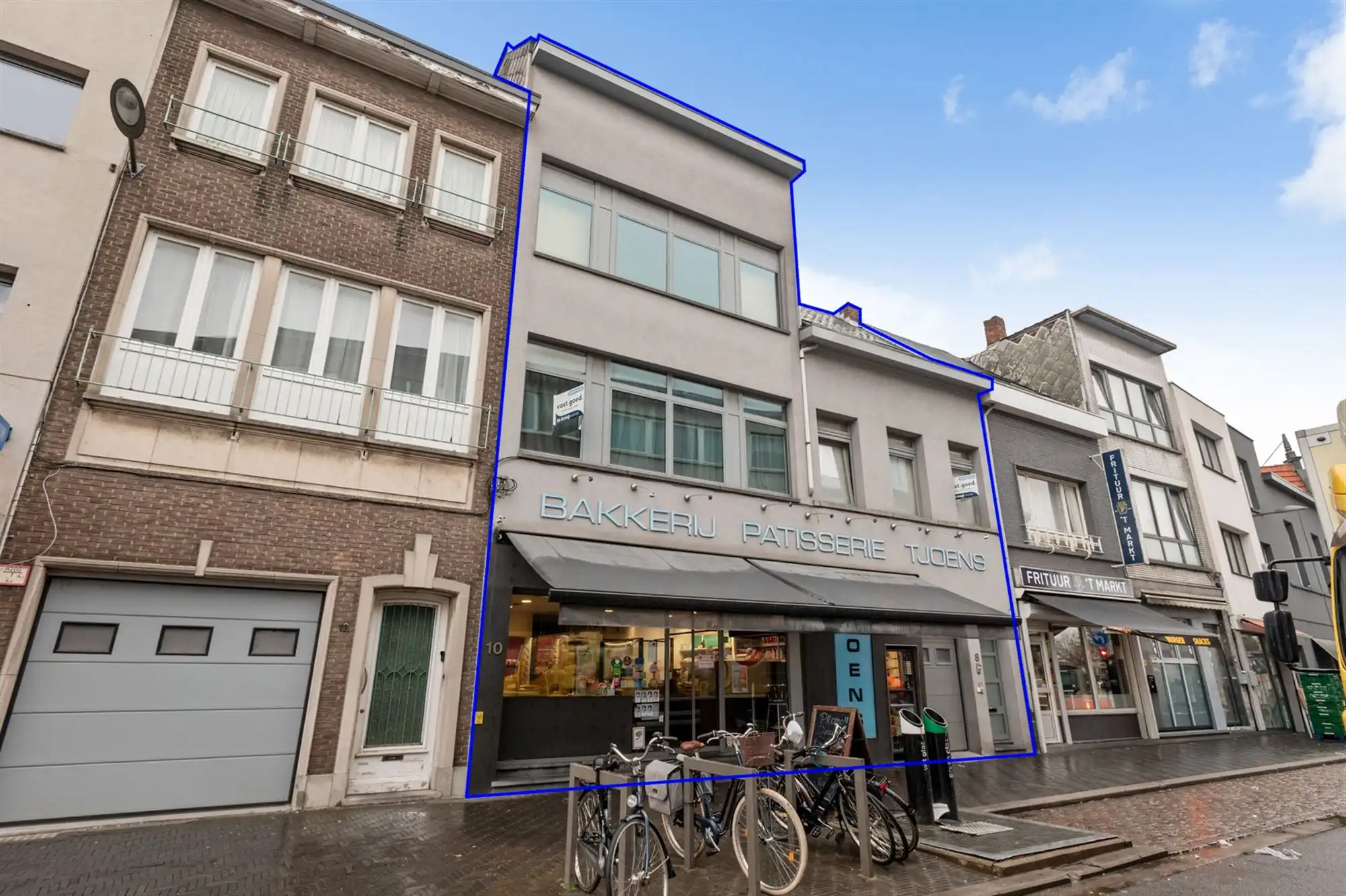 Opbrengsteigendom in handelshart van Merksem aan het plein! foto {{pictureIndex}}