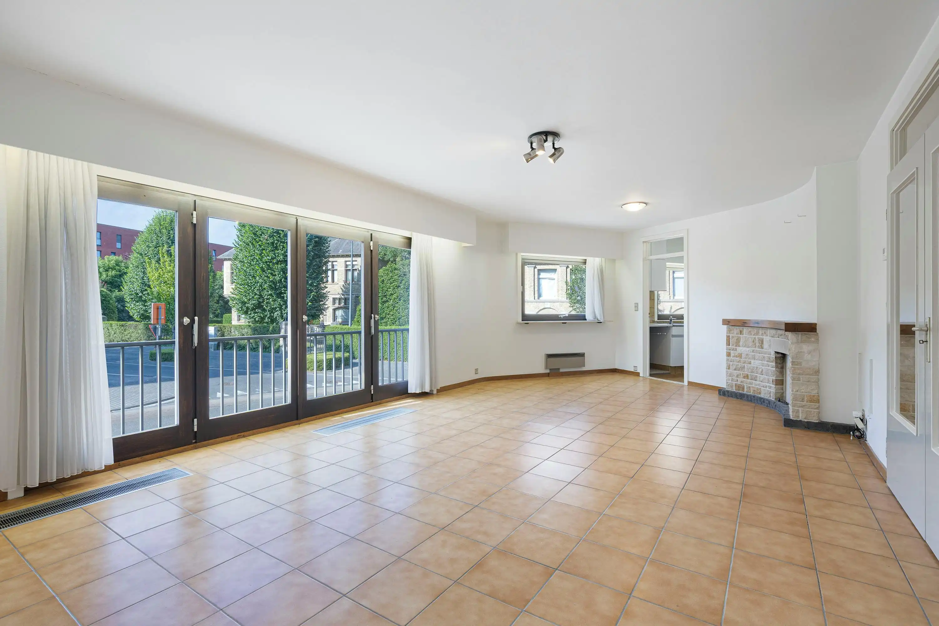 Appartement te koop met 2 kamers, terras en garage in Ieper foto 4