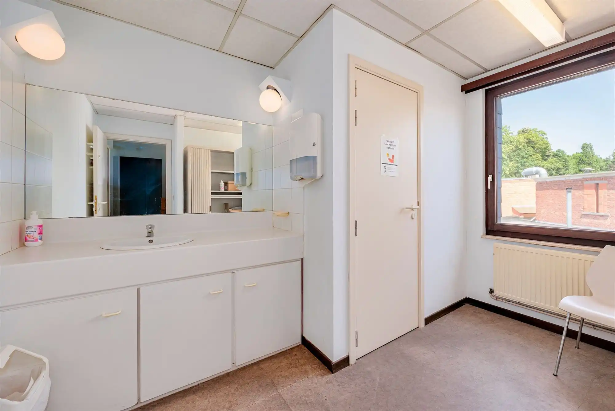 Authentiek handelshuis op gunstige locatie in hartje Merksem! foto 10