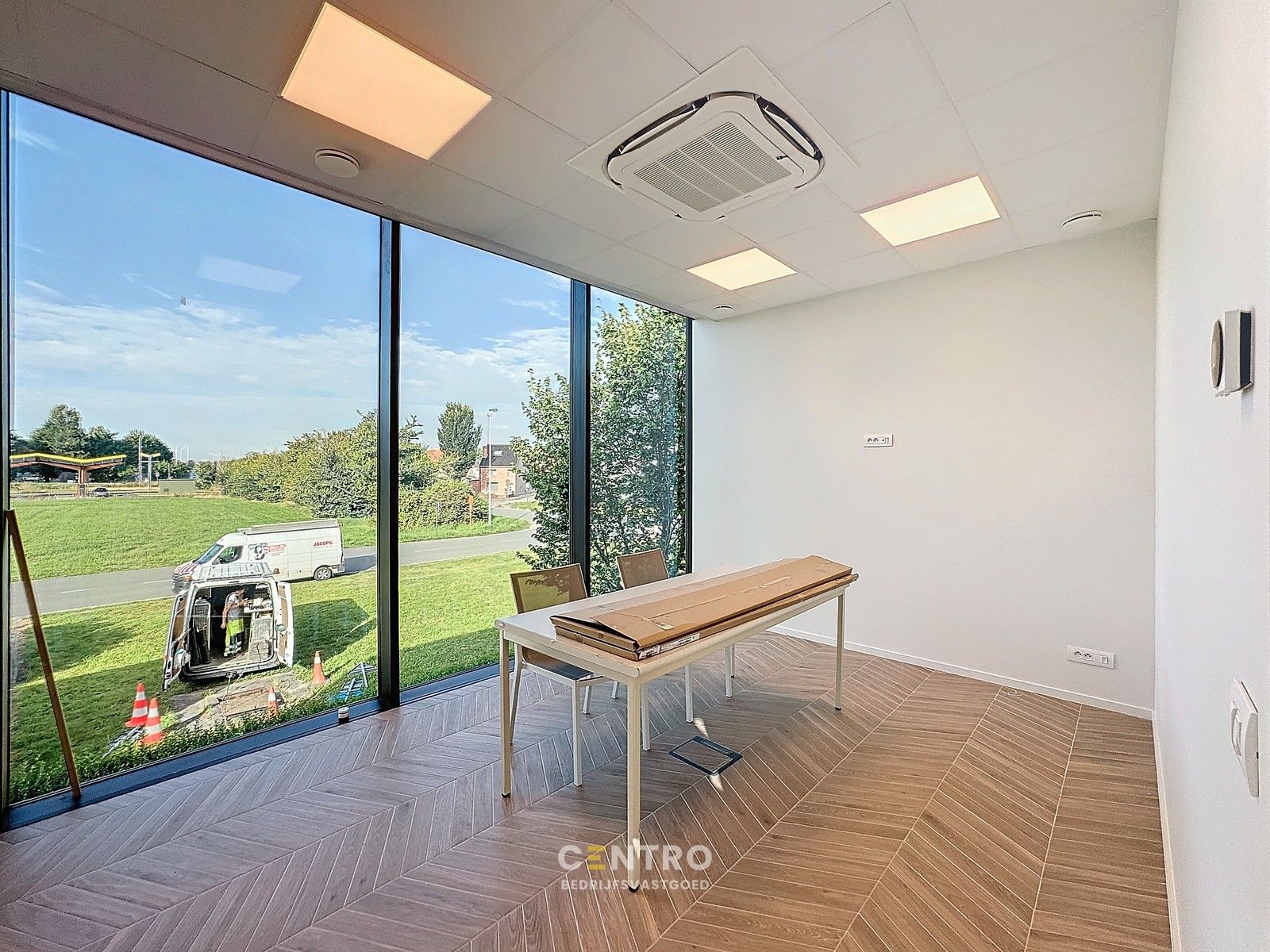 Splinternieuwe (° 2023) PLUG & PLAY kantoorruimte (20m²) met alle randaccommodatie te Oostende (naast de afrit "Zandvoorde". foto 3