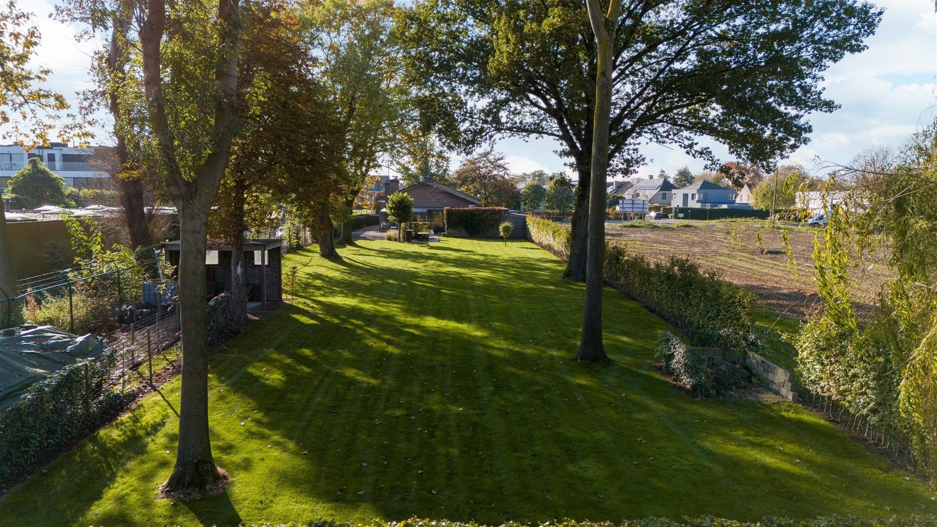 Ruime gezinswoning type bungalow met 4 slaapkamers en een mooi aangelegde tuin op een perceel van 2.098m² foto 26