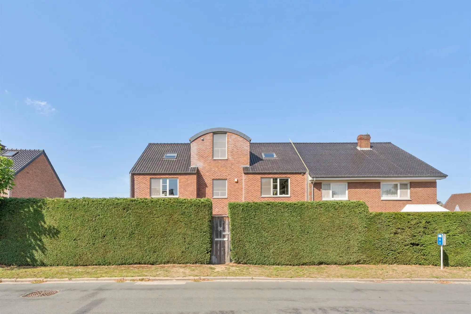 Ruime gezinswoning met garage/werkplaats op een perceel van 8a 97ca te Maaseik foto 2