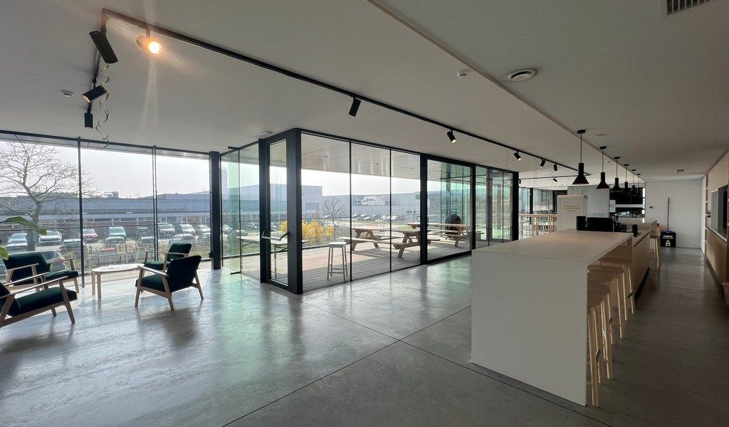 Recent bedrijfsgebouw met prachtige kantoren te huur in Lokeren foto 13