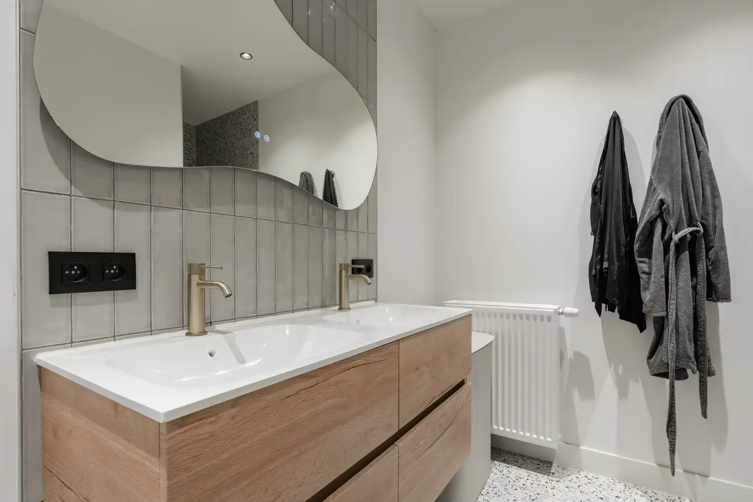 Prachtige villa te koop in Lommel - 4 slaapkamers, 2 badkamers, garage en ruime tuin op 566 m², volledig gerenoveerd in 2025! foto 27