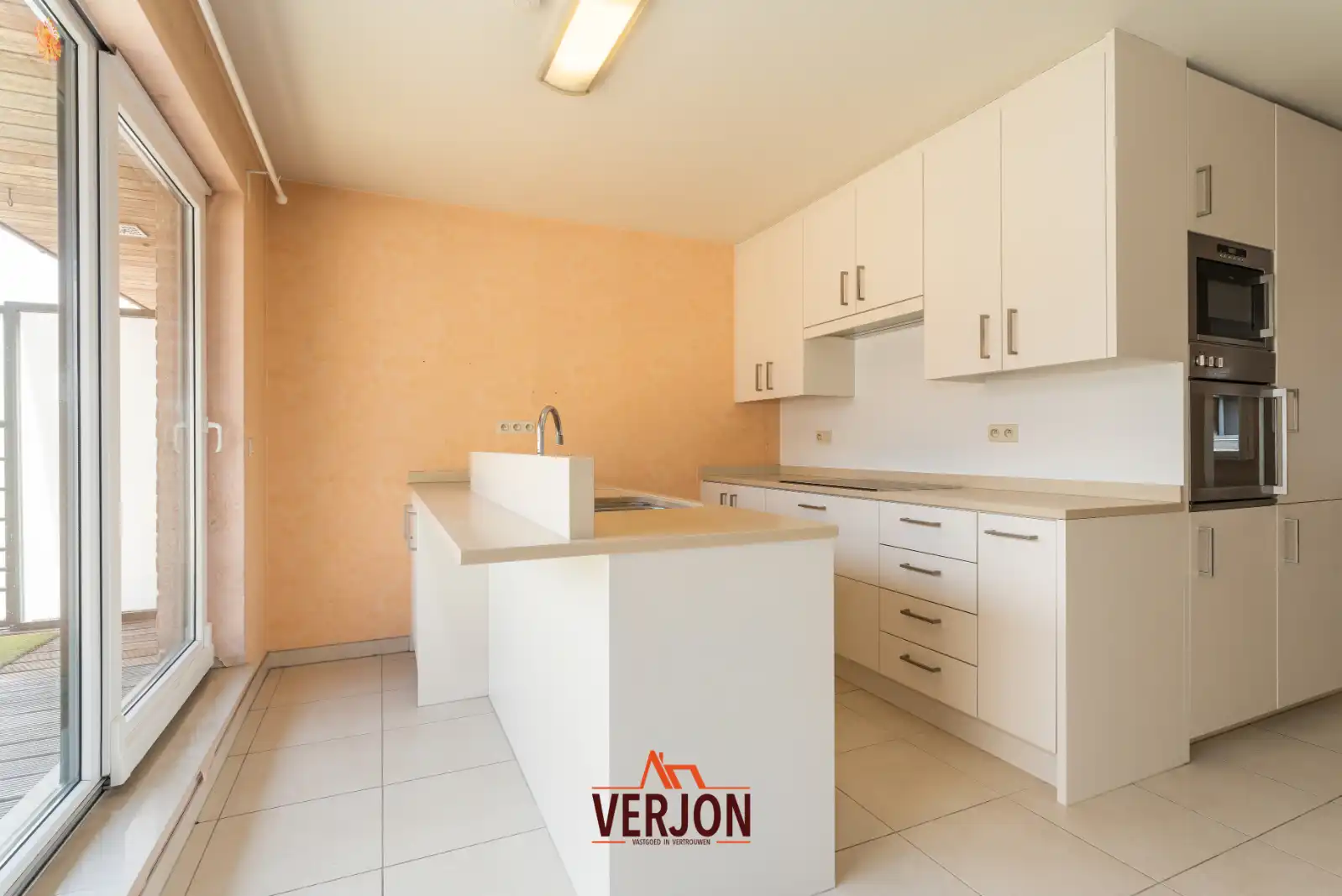 Ruim duplexappartement met 3 slaapkamers, garage en zonnig terras in het centrum van Lichtervelde! foto 9