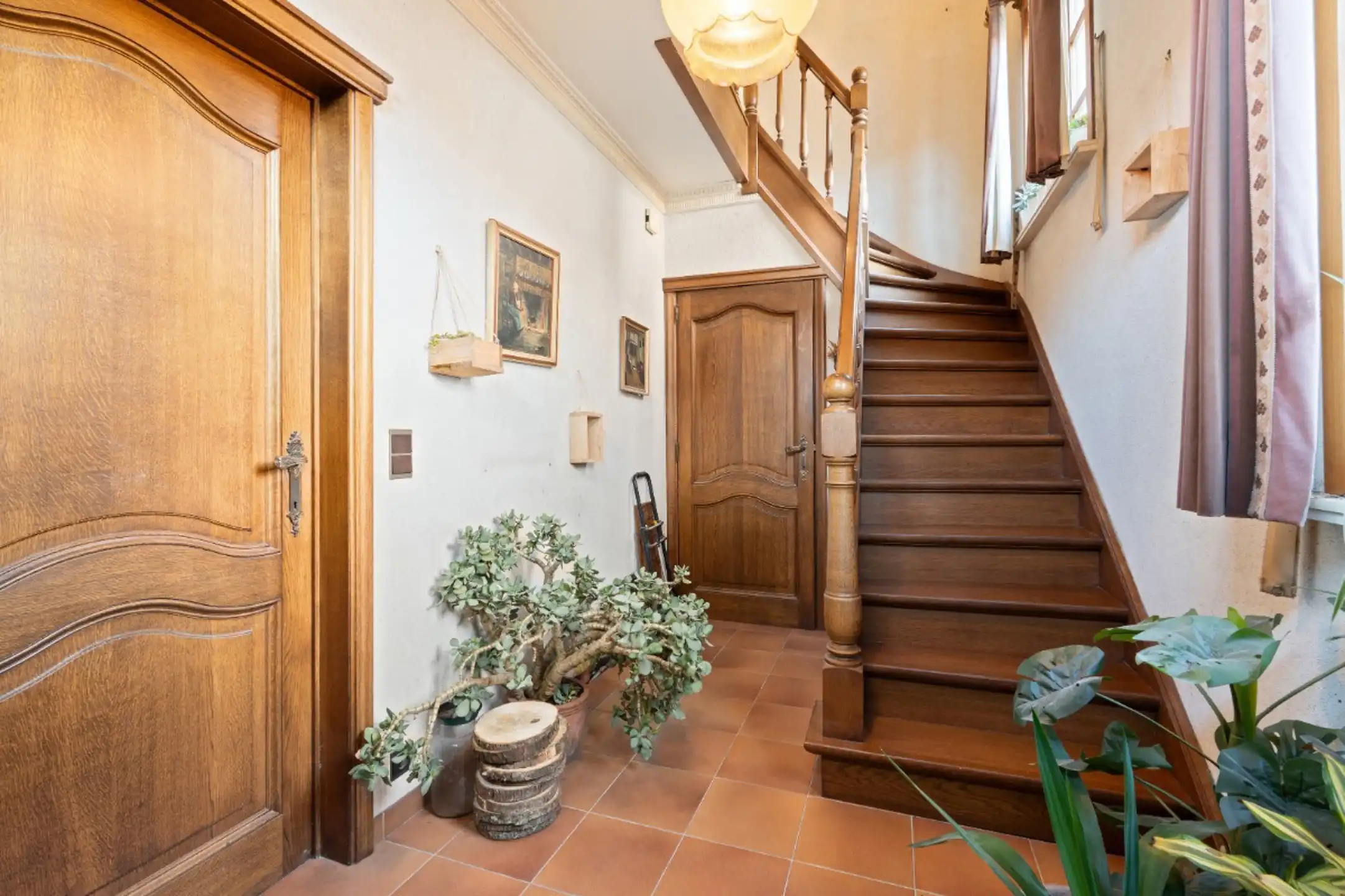 Centraal gelegen burgerwoning met garage en ruime tuin foto 5