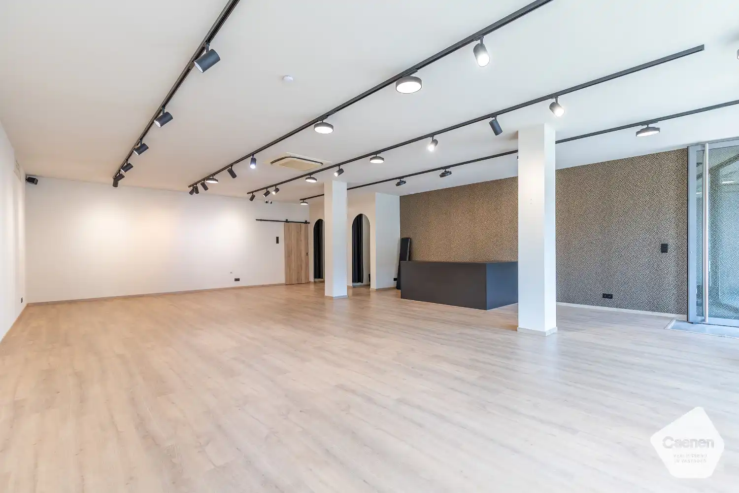 Instapklaar handelspand op toplocatie in het centrum van Veldegem foto {{pictureIndex}}