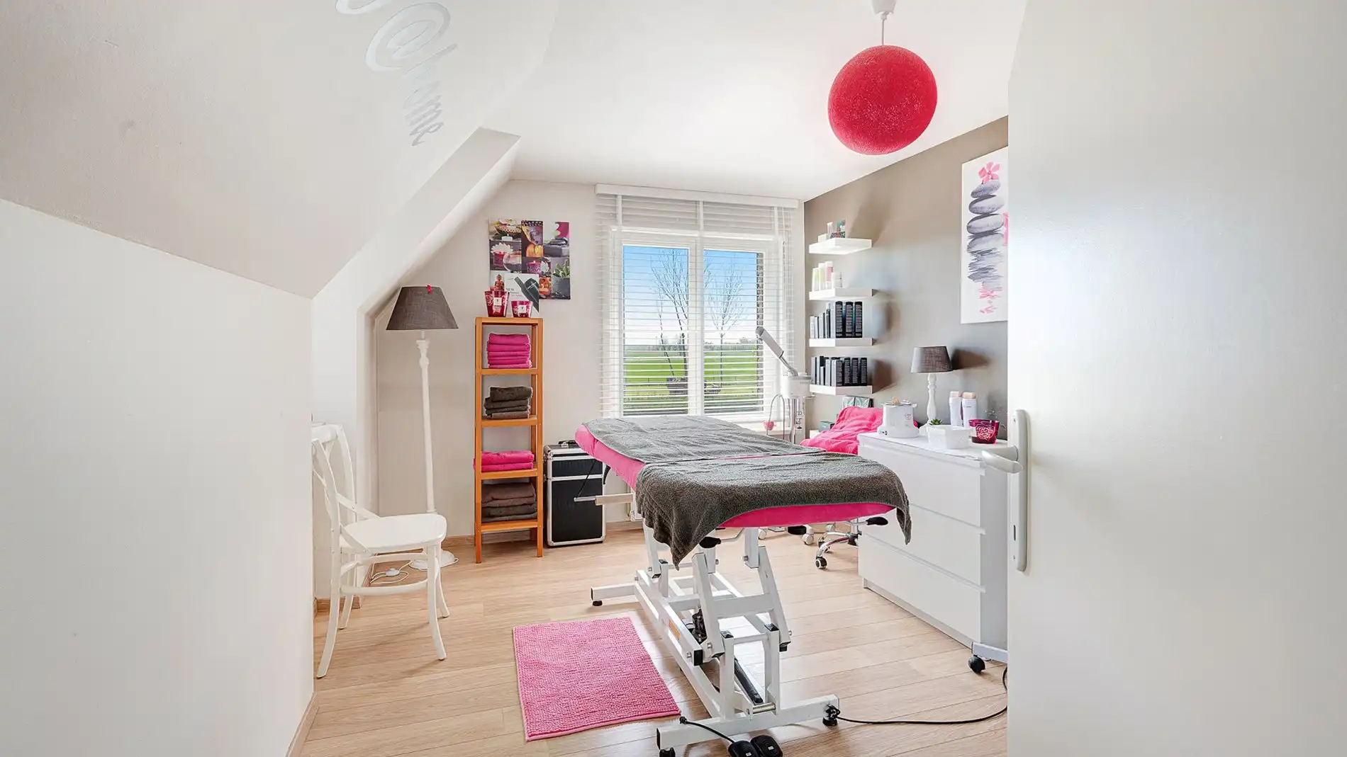 Vijf slaapkamers, groot volume in een alleenstaande villa te Knokke foto 21