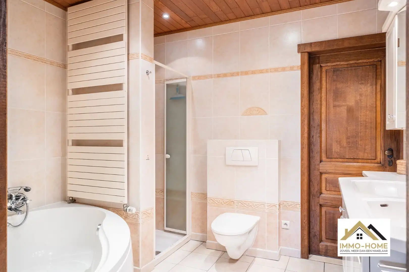 Ruime woning op topligging foto 17