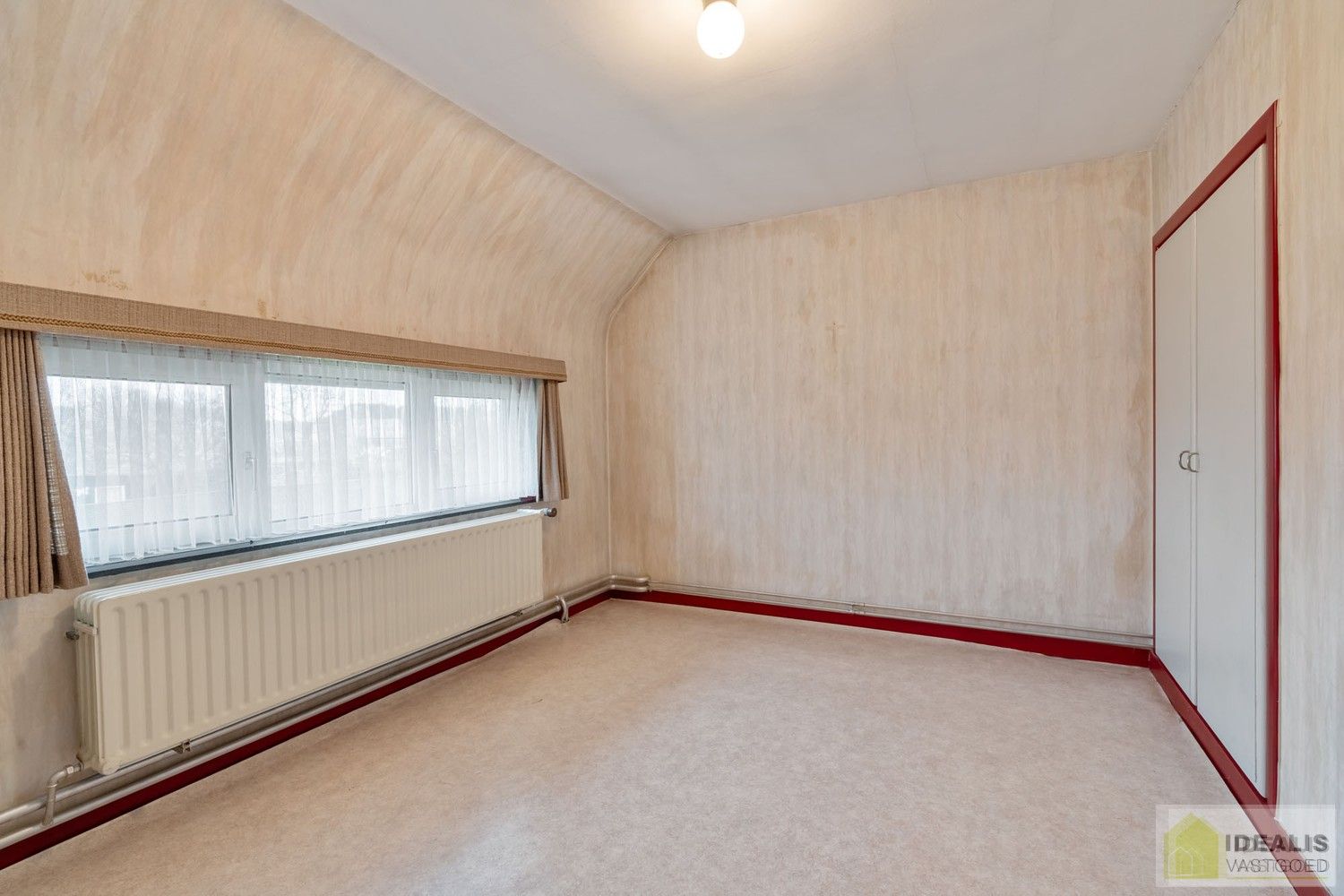 TE RENOVEREN WONING MET EEN RUIME WOONKAMER, KEUKEN MET EETKAMER, 4 AANGENAME SLAAPKAMERS WAARVAN 1 GELIJKVLOERS, BADKAMER, BERGING EN KELDER GELEGEN OP EEN PERCEEL VAN MAAR LIEFST 14A 94CA IN HET GEZELLIGE GROTE-BROGEL (PEER)! De woning omvat ca.150m² netto bewoonbare oppervlakte met op het gelijkvloers een ruime leefruimte, aansluitend keuken met eetkamer, een badkamer, slaapkamer en op de verdieping 3 ruime slaapkamers! De woning is rustig gelegen vlak bij de dorpskern van het gezellige Grote-Brogel en op enkele autominuten verwijderd van de centra van Peer, Kaulille, Bocholt en Bree. Ideaal voor zij die op zoek zijn naar een volledig naar eigen smaak te renoveren woning op een zeer ruim perceel! foto 18