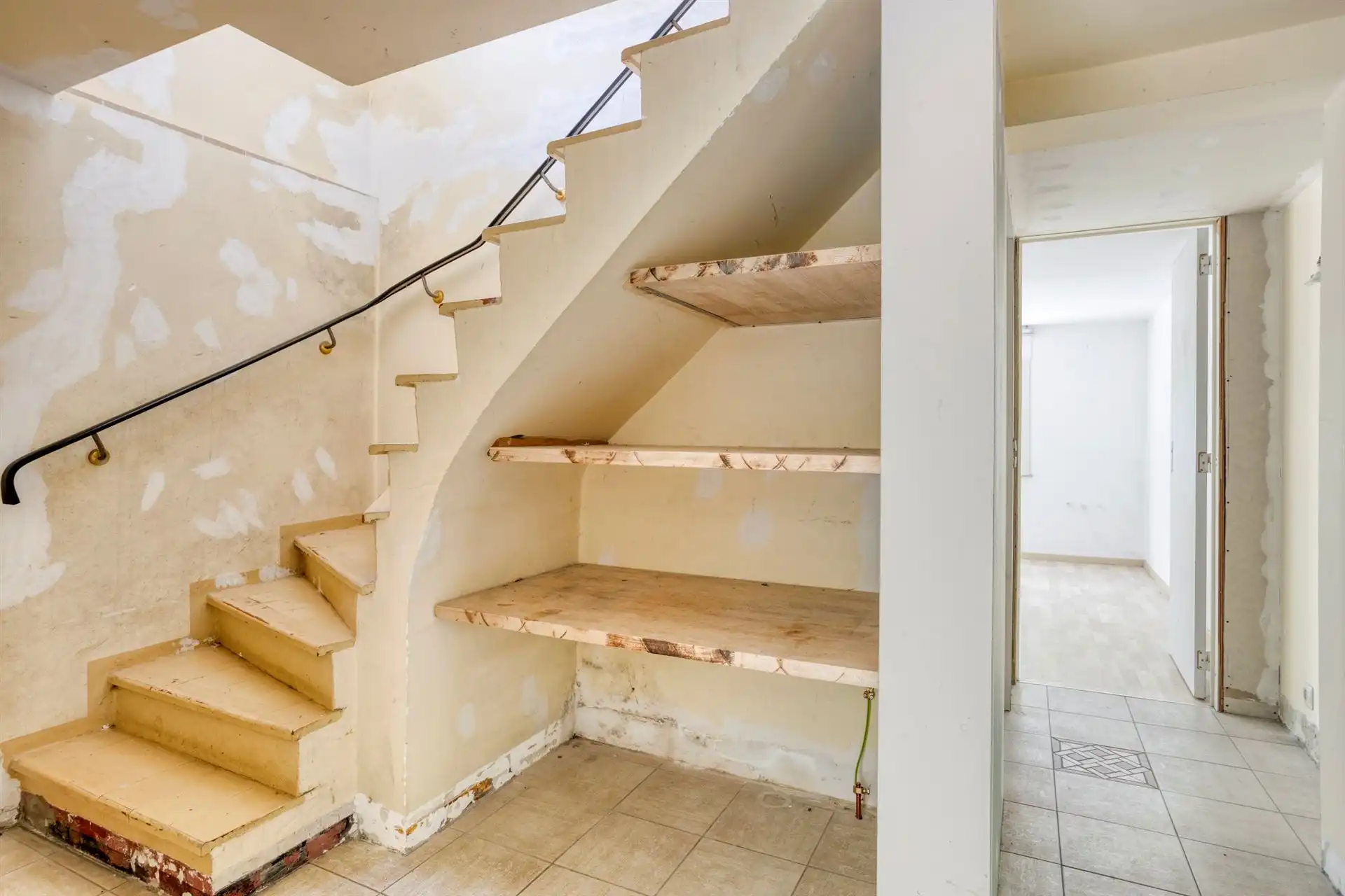 Klassieke villa met enorm potentieel in rustige wijk foto 22