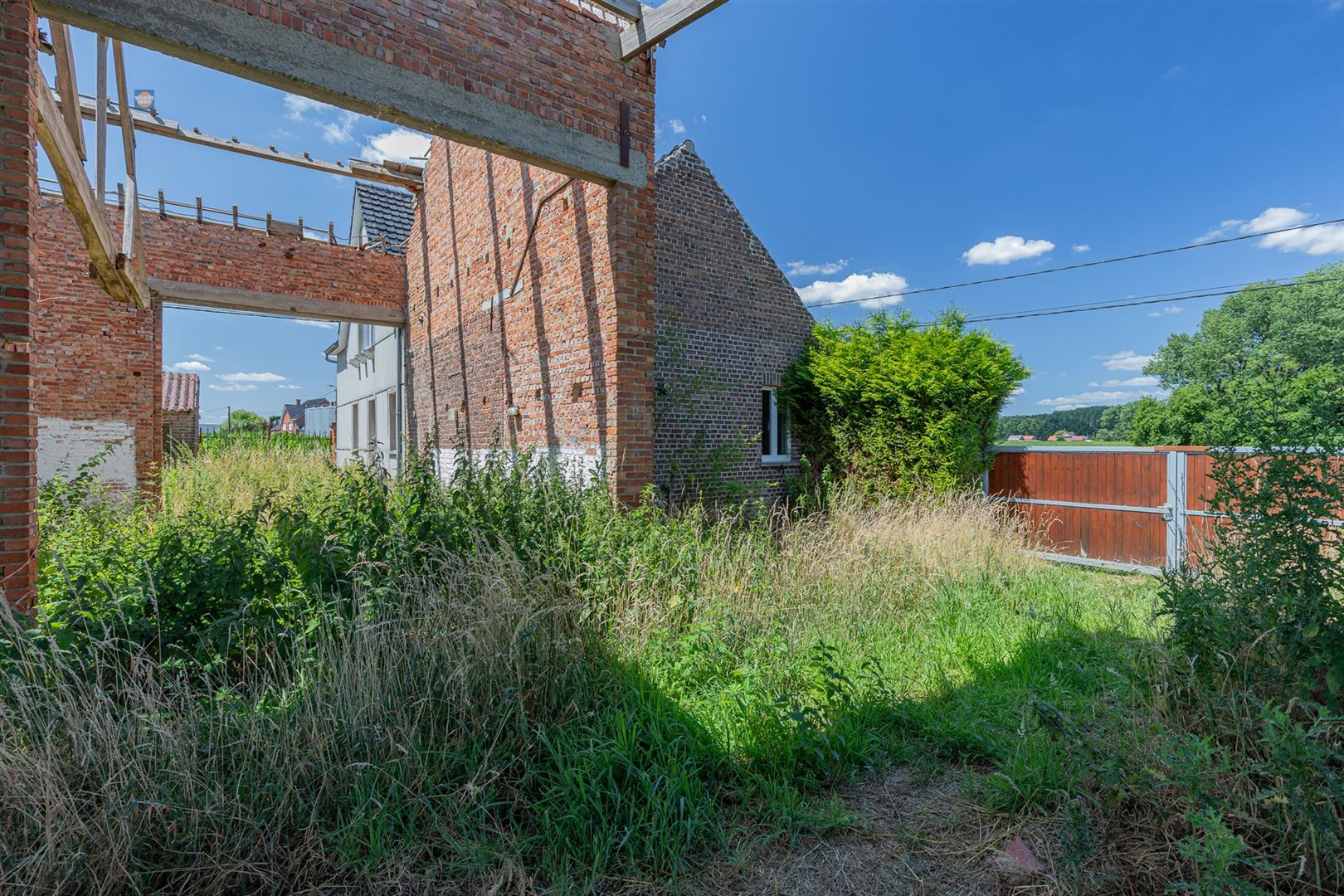 Te renoveren vierkantshoeve op toplocatie foto 14