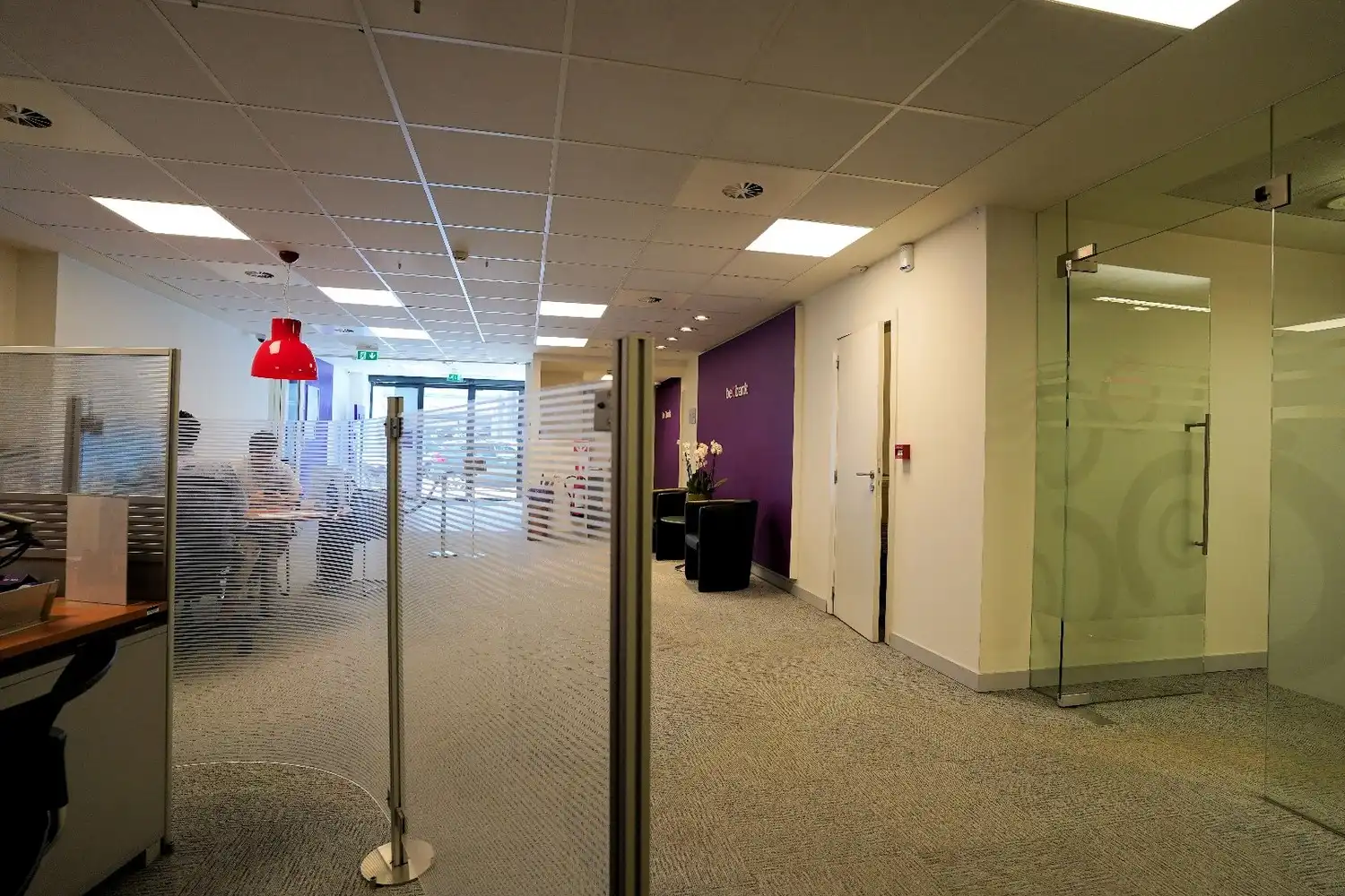 Commercieel gelijkvloers met uitstekende visibiliteit en ruime parking in het centrum van Brasschaat foto 7