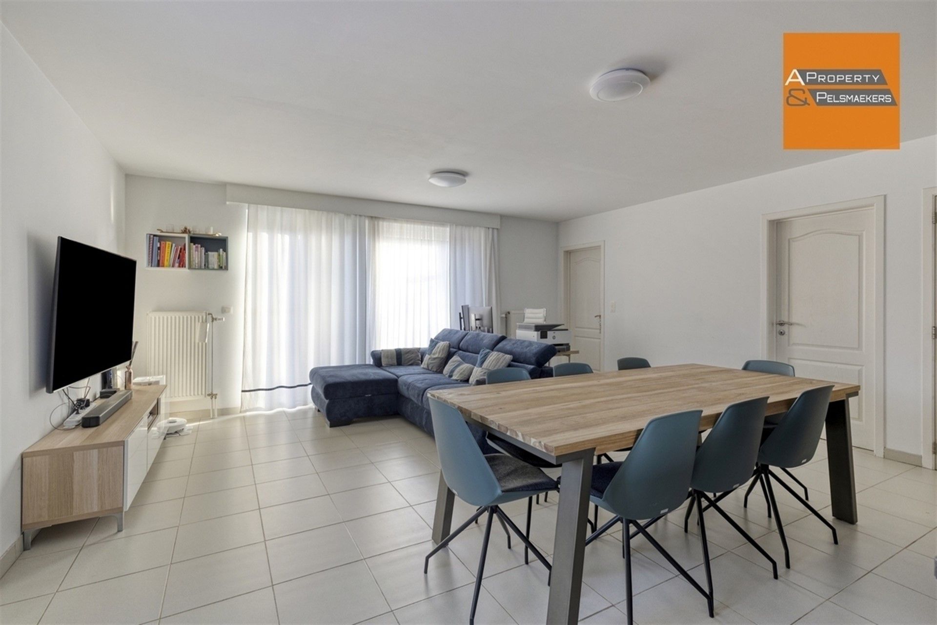 Gelijkvloers appartement met 2 slaapkamers 2 staanplaatsen en tuin foto {{pictureIndex}}