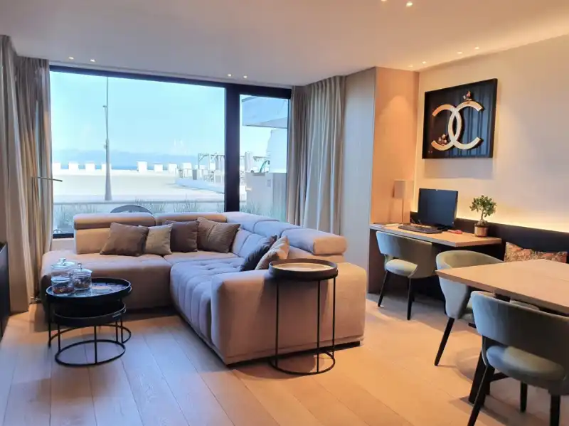 Luxueus gerenoveerd 3-slaapkamer appartement op de Zeedijk van Oostduinkerke te koop foto 2