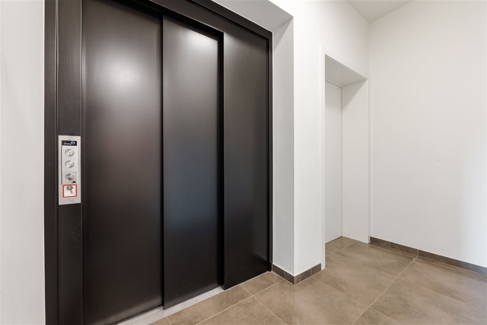 KNAP 1 SLK APPARTEMENT MET RUIM TERRAS OP CENTRALE LIGGING IN SINT-TRUIDEN  foto 5