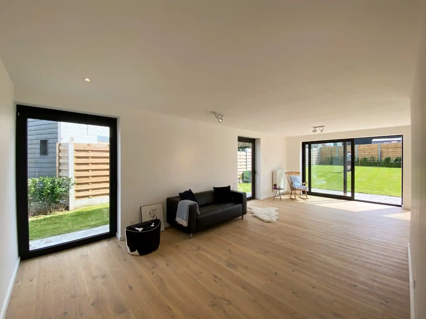 Recente woning met 3 slaapkamers, ruime oprit en tuin foto 2