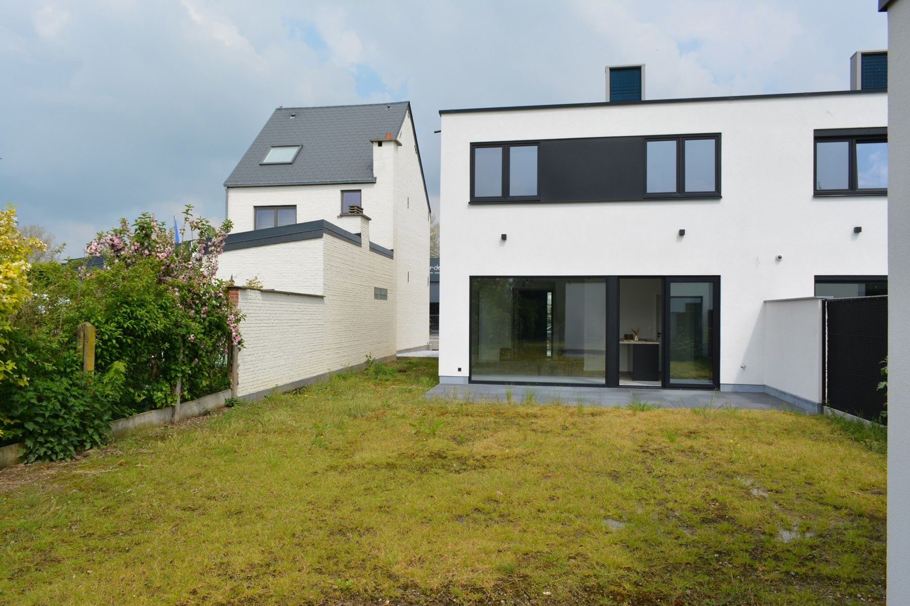 Knappe nieuwbouwwoning met bijgebouw op centrale locatie foto {{pictureIndex}}