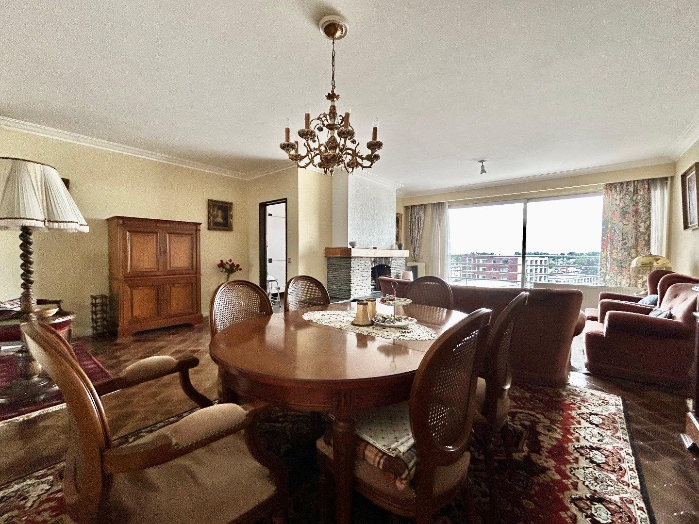Mooi verzorgd en ruim 2slpk appartement met berging en autostaanplaats foto {{pictureIndex}}