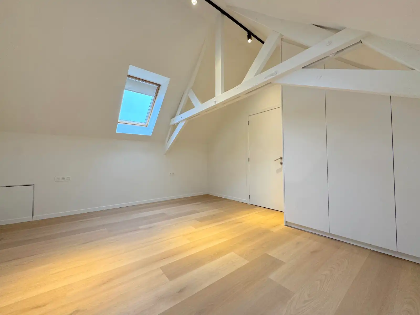 Volledig vernieuwde energiezuinige woning met garage en 3 slpk! foto 17