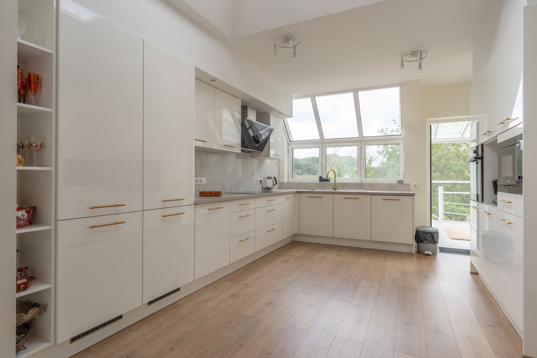 Volledig vernieuwde  woning/kantoor/handelspand met 5 slpks foto 12