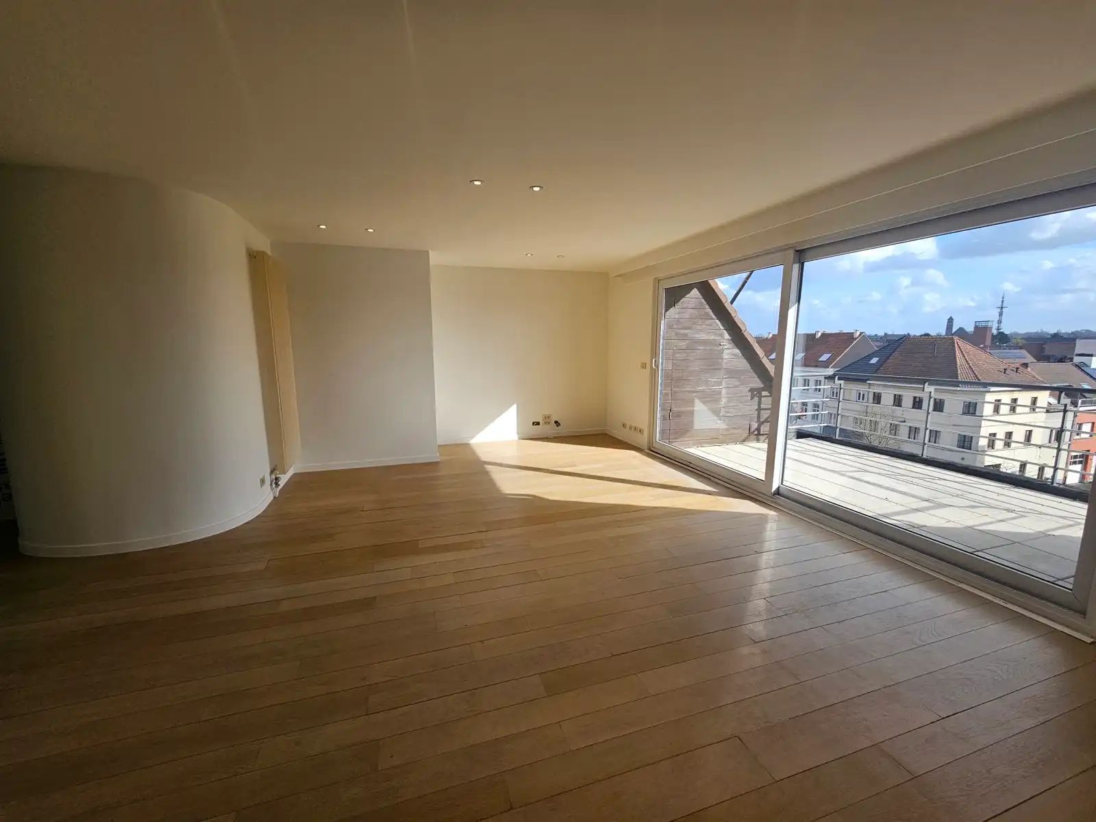 Lichtrijk duplex appartement met 2 slaapkamers en dubbele garage! foto 2