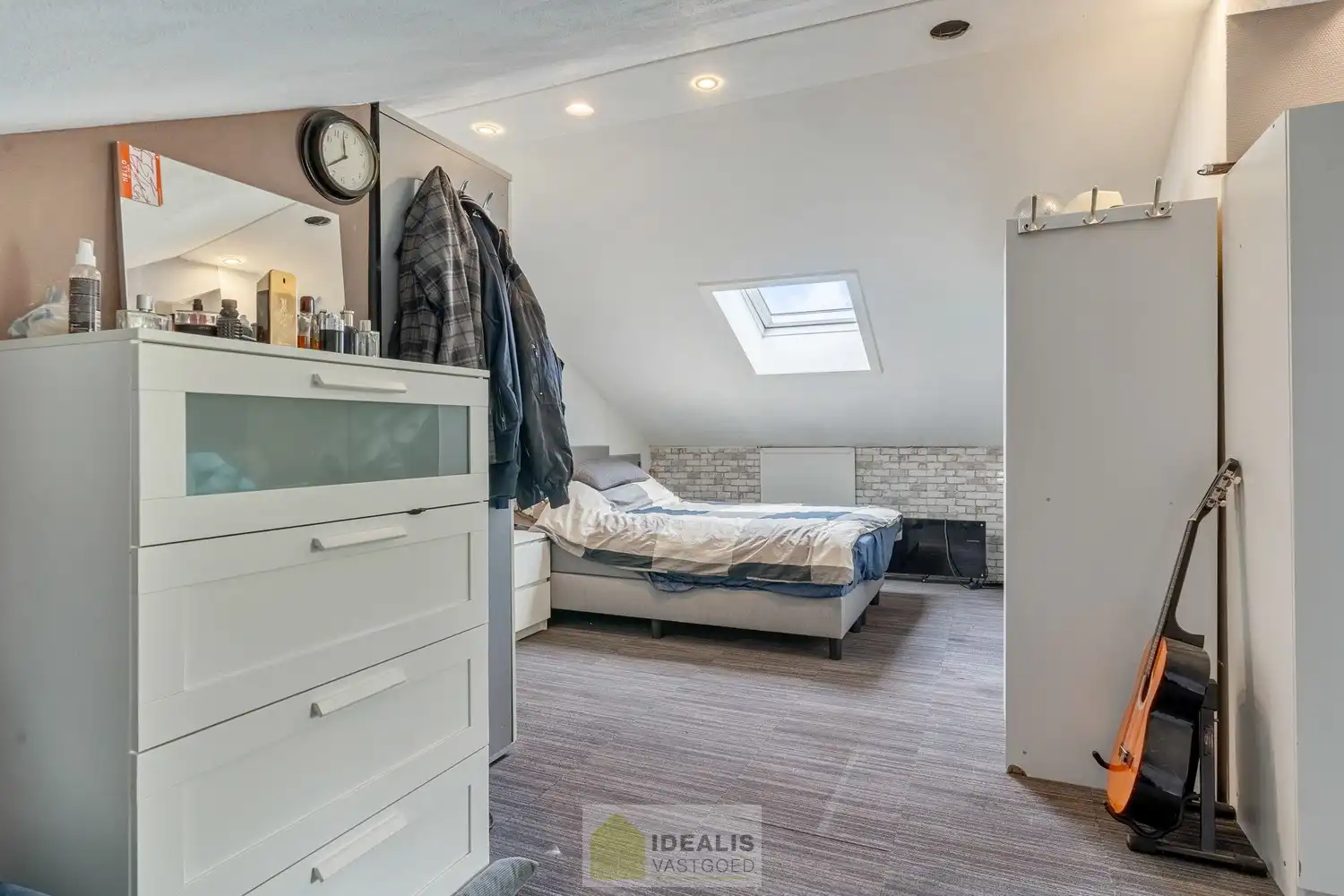 IDEALIS VASTGOED – RUIME, GERENOVEERDE EN INSTAPKLARE WONING MET 3 GELIJKVLOERSE SLAAPKAMERS, LICHTRIJKE LEEFRUIMTE MET OPEN KEUKEN ÉN AFGEWERKTE 2e VERDIEPING MET TOTALE BEWOONBARE OPPERVLAKTE VAN MAAR LIEFST +232M²!! DE WONING IS GELEGEN OP EEN KNAP PERCEEL VAN 7A 92CA IN HET GEGEERDE HERENT (PELT). Deze unieke woning omvat een ruime +-232m² netto bewoonbare oppervlakte met een gezellige woonkamer met aansluitend ruime keuken voorzien van alle comfort met aparte achterinkom/veranda, 3 slaapkamers, uitgeruste badkamer voorzien van douche en ligbad én een volledig afgewerkte 2e verdieping die fungeert als woongedeelte met eigen woonkamer, slaapkamer(s) en badkamer. De woning biedt verder een extra ruime garage, pergola, … Een unieke kans voor kandidaten op zoek naar een instapklare woning voorzien van alle luxe, ruimte en vlakbij tal van faciliteiten. foto 24
