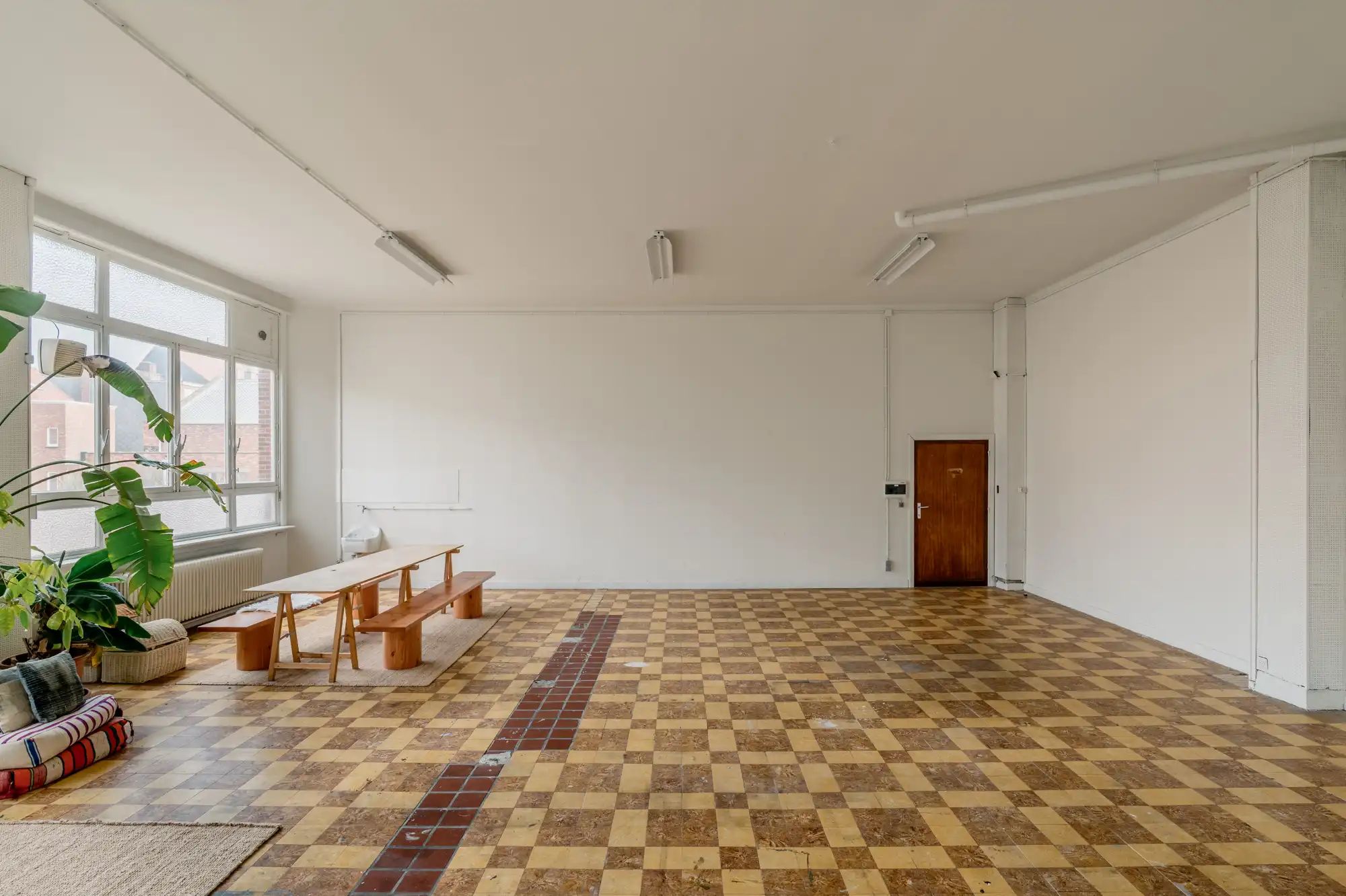 Opperste concentratie in een voormalig klaslokaal van het Sint-Elisabethinstituut in Merksem foto 3