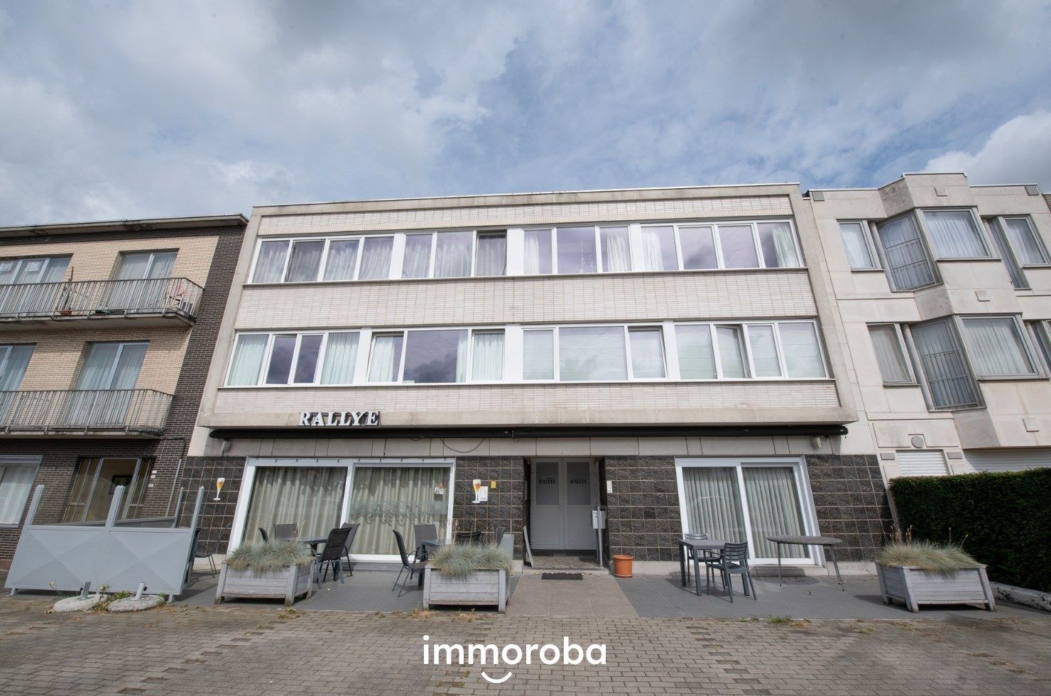 Instapklaar lichtrijk appartement met 2 slaapkamer, garagebox en zéér ruim terras! foto {{pictureIndex}}